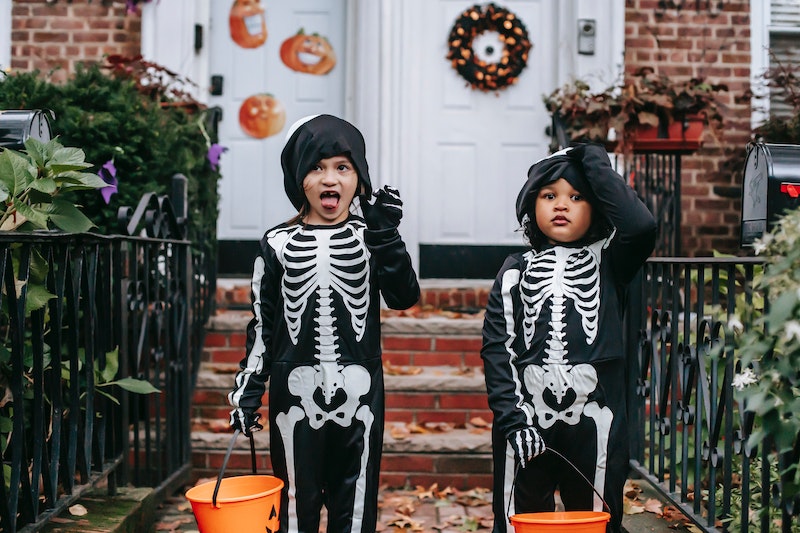 csontváz jelmezbe öltözött gyerekek